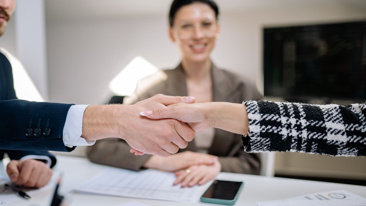 Business handshake between a franchise supplier and a franchisor